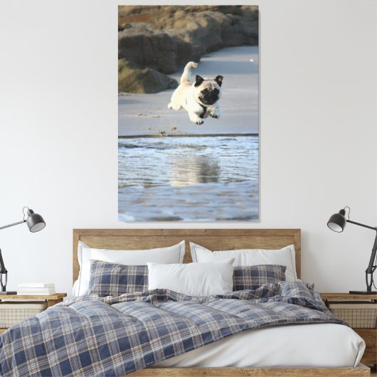Freuen Sie sich auf einen Mops am Meer Leinwanddruck (Insitu (Schlafzimmer))