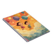 Freuen Sie sich auf junge Kinder mit Balloons und  Notizblock (Rechte Seite)