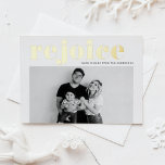 Freuen Sie sich auf mutige Typografie Modernes Fot Folien Feiertagspostkarte<br><div class="desc">Frohe Weihnachten | Mit dieser individuell gestaltbaren Weihnachtskarte aus Goldfolie laden wir Sie zu Ihrem Event ein. Es zeigt REJOICE in fett formatierter Typografie. Personalisieren Sie diese moderne Postkarte,  indem Sie Ihre Daten hinzufügen. Dieses Foto Weihnachtspostkarte ist in anderen Farben und Vorrat erhältlich. Matching-Elemente sind verfügbar.</div>