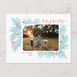 Freuen Sie sich auf Weihnachtsbaumzweige und Beere Feiertagspostkarte