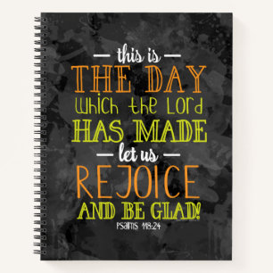 Freuen Sie sich und sein Glad Typografy Bible Vers Notizblock