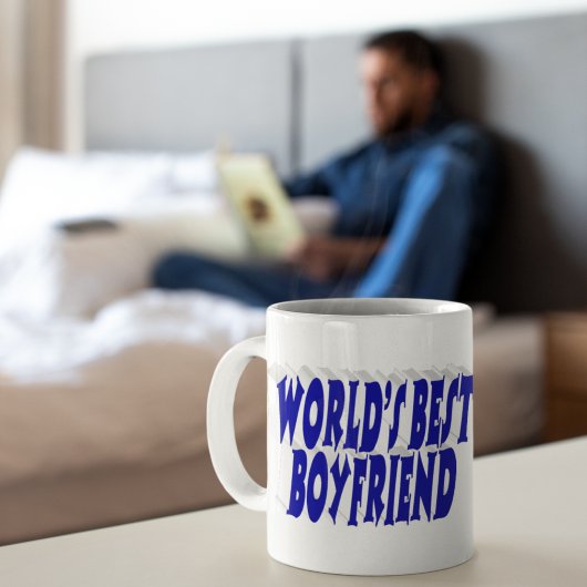 Freund mit blauer Halbtypografie Kaffeetasse