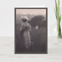 Freunde auf einem Feld mit Wildblumen begrüßen sic