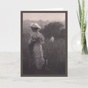 Freunde auf einem Feld mit Wildblumen begrüßen sic Karte