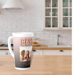 Freunde besties Black Brown Foto Rose Gold Milchtasse<br><div class="desc">Ein schick schwarz,  braun Kaffee latte farbigen Farbverlauf Hintergrund. Personalisieren und fügen Sie Ihr eigenes Foto,  Auswahl Ihrer besten Freunde(s) Ihren Namen und Ort der Veranstaltung. Rose Gold Ballon Stil Schriftart und das Wort: Besties. Perfekt als Geschenk für sich selbst oder als Geburtstag- oder Weihnachtsgeschenk für Ihre Freunde.</div>