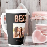 Freunde besties Black Foto Rose Gold Milchtasse<br><div class="desc">Ein schicker schwarzer Hintergrund. Personalisieren und fügen Sie Ihr eigenes Foto,  Auswahl Ihrer besten Freunde(s) Ihren Namen und Ort der Veranstaltung. Rose Gold Ballon Stil Schriftart und das Wort: Besties. Perfekt als Geschenk für sich selbst oder als Geburtstag- oder Weihnachtsgeschenk für Ihre Freunde.</div>