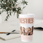 Freunde besties Foto Rose Gold Rosa BESTE FREUNDIN Milchtasse<br><div class="desc">Eine schicke feminine Rose Gold,  rot rosa Hintergrund. Personalisieren und fügen Sie Ihr eigenes Foto,  Auswahl Ihrer besten Freunde(s) Ihren Namen und Ort der Veranstaltung. Rose Gold Ballon Stil Schriftart und das Wort: Besties. Perfekt als Geschenk für sich selbst oder als Geburtstag- oder Weihnachtsgeschenk für Ihre Freunde.</div>