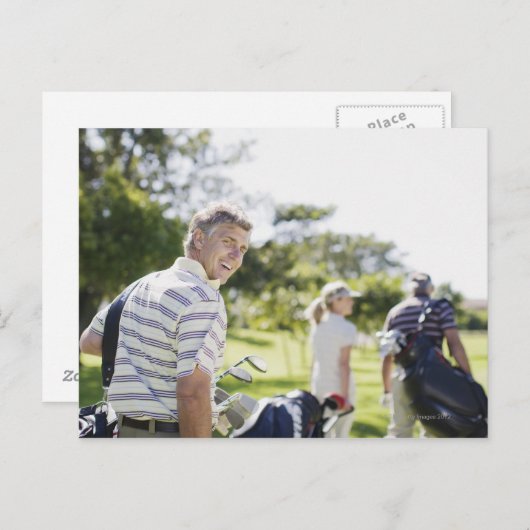 Freunde, die Golftaschen mitführen Postkarte (Vorne/Hinten)