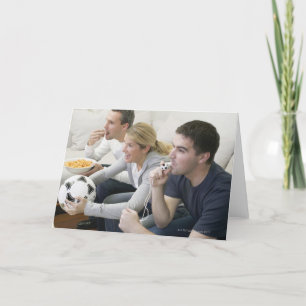 Freunde, die Mit Pfeife, Fußball fernsehen und Karte