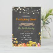 Freunde, die Party Einladung geben (Stehend Vorderseite)