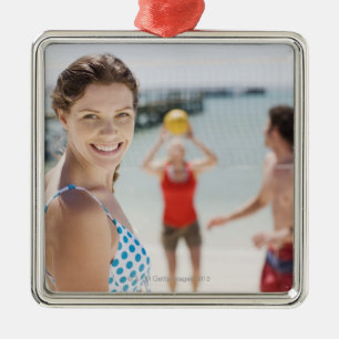Freunde, die Volleyball am Strand spielen Silbernes Ornament