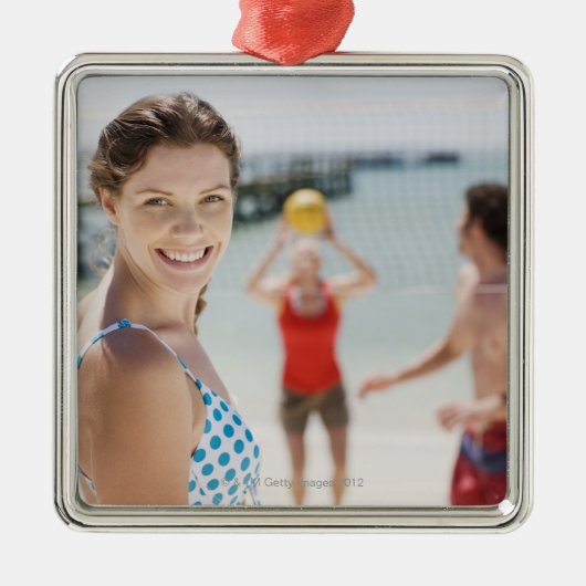 Freunde, die Volleyball am Strand spielen Silbernes Ornament (Vorne)