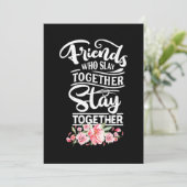 Freunde, die zusammen Bleibe haben Einladung (Stehend Vorderseite)