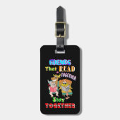 Freunde, die zusammen lesen Bleibe Gepäckanhänger (Vorderseite vertikal)