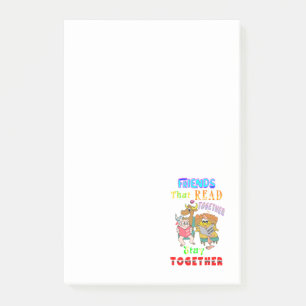 Freunde, die zusammen lesen Bleibe Post-it Klebezettel
