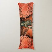 Freunde, Drache mit Kämpfer in einem dekorativen Seitenschläferkissen (Vorderseite Vertikal)