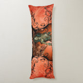 Freunde, Drache mit Kämpfer in einem dekorativen Seitenschläferkissen (Rückseite (Vertikal))