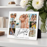 Freunde FotoCollage Typografie Keepake Fotoplatte<br><div class="desc">Die moderne Foto Collage Typografy-Plakette verfügt über 7 Fotos und ein elegantes Drehbuch ''Freunde'' und Namen. Perfektes Geschenk für Ihre beste Freundin.</div>