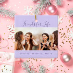 Freunde für das Leben violettes Foto Namen Keepake Keramikornament<br><div class="desc">Ein Geschenk für Ihre besten Freunde zu Geburtstagen,  Weihnachten oder einem besonderen Ereignis. Text: Friends for Life,  geschrieben mit einem trendigen handgeschriebenen Stil-Skript. Personalisieren und verwenden Sie Ihr eigenes Foto und Ihre eigenen Namen. Ein violetter,  lavenderfarbener Hintergrund.</div>
