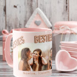 Freunde für immer rot rosa Bestien BESTE FREUNDIN  Tasse<br><div class="desc">Ein Geschenk für Ihre besten Freunde zum Geburtstag,  Weihnachten oder ein besonderes Ereignis. Rose Goldballon Stil Text: Besties (x3). Personalisieren und verwenden Sie Ihr eigenes Foto und Ihre eigenen Namen. Ein gürtelrosa,  goldfarbener Hintergrund in Rose.</div>