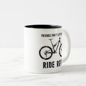 Freunde Lass Freunde auf der Mountainbike-Straße n Zweifarbige Tasse (VorderseiteRechts)