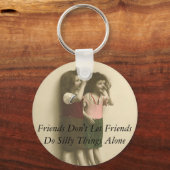 Freunde Lass keine Freunde, Alberne Dinge alleine  Schlüsselanhänger (Vorderseite)