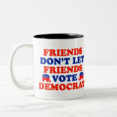 Freunde lassen nicht Freund-Abstimmung Demokraten Zweifarbige Tasse (Links)