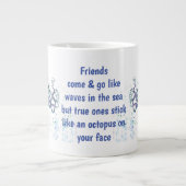 Freunde Oktopus auf der eigenen Seite Funny Zitat Jumbo-Tasse (Vorderseite)
