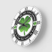 Freunde sind wie vier Leaf-Clovers Runde Wanduhr (Winkel)