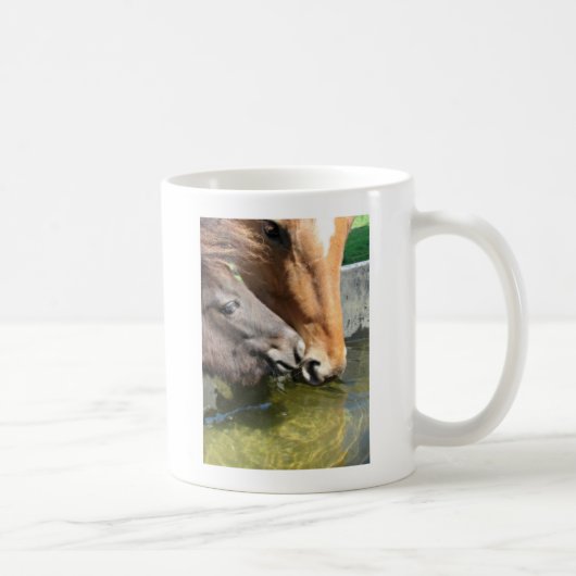 Freunde teilen sich Getränke Kaffeetasse (Rechts)