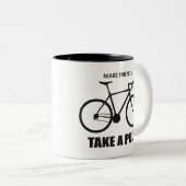 Freunde zum Fahrradfahren machen Zweifarbige Tasse (VorderseiteRechts)