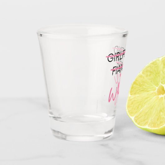 Freundin. Fiancée. Ehefrau Shot Glass Schnapsglas (Links)