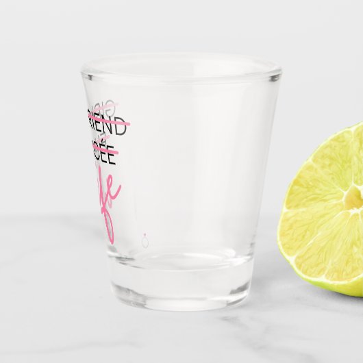 Freundin. Fiancée. Ehefrau Shot Glass Schnapsglas (Rechts)