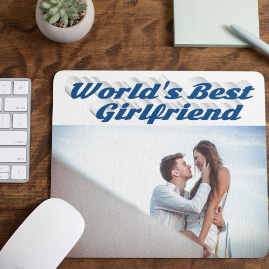 Freundin mit blauem Typografie-Foto Mousepad