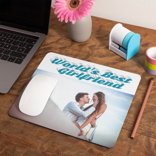 Freundin mit himmelblauem Typografie-Foto Mousepad