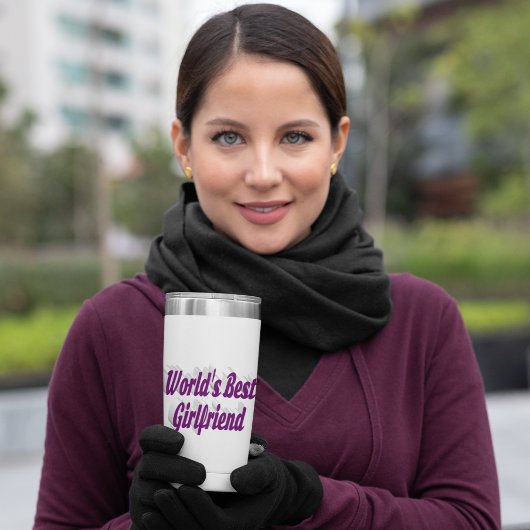 Freundin mit lila Halbtypografie Thermobecher