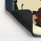 Freundliche Halloween Hexe auf Besen und schwarzer Mousepad (Ecke)