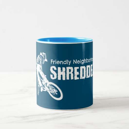Freundliche Nachbarschaft Shredder Mountain Biking Zweifarbige Tasse (Mittel)