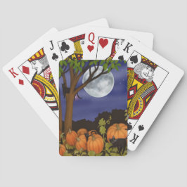 Freundliche schwarze Katzen im Kürbispatch spielen Spielkarten