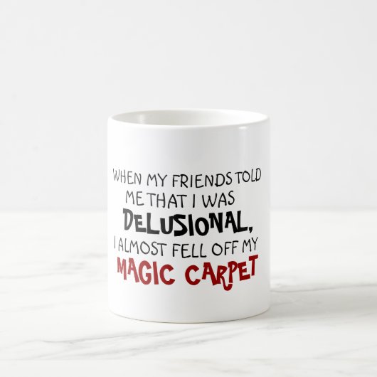 Freundliche Wahnvorstellung fiel vom zauberhaften Kaffeetasse (Mittel)