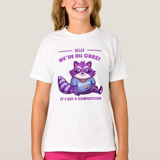 Freundlicher Lila Raccoon mit entspanntem Text T-Shirt (Vorderseite)