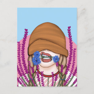 Freundliches Mädchen mit Kornblumen auf einem Heid Postkarte