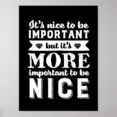 Freundliches Zitat Es ist wichtiger, nett zu sein Poster (Vorne)