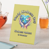 Freundlichkeit ist wichtig. Weltniveau. Sockelschild (In Situ)