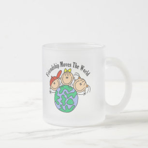 Freundschaft bewegt die Welt T-Shirts und Geschenk Mattglastasse