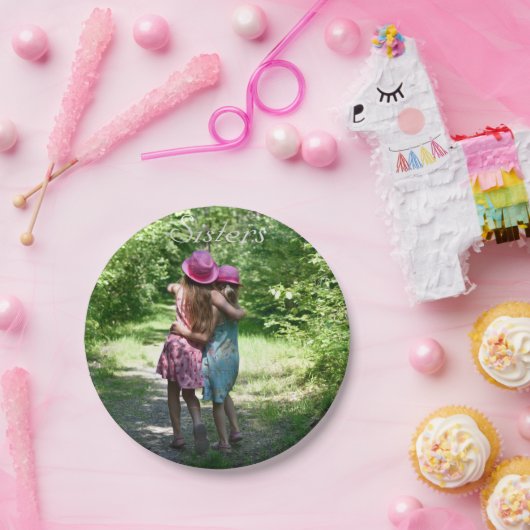 Freundschaft der Schwestern im rustikalen Frühling Pappteller (Party)