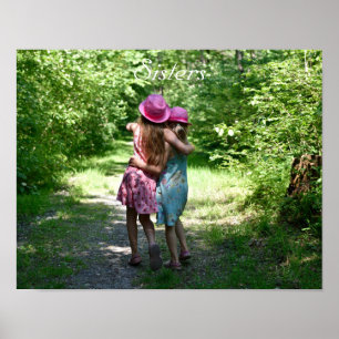 Freundschaft der Schwestern im rustikalen Frühling Poster