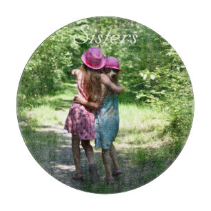 Freundschaft der Schwestern im rustikalen Frühling Schneidebrett