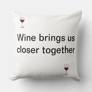 Freundschaft und ein Glas Wein Kissen