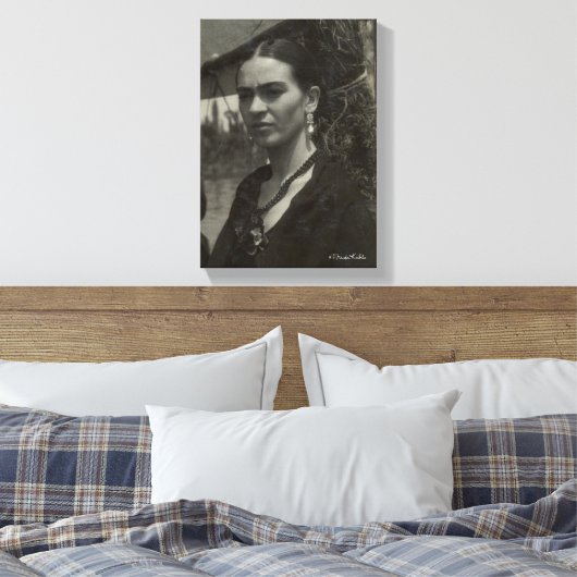 Frida Kahlo in Black Leinwanddruck (Insitu (Schlafzimmer))